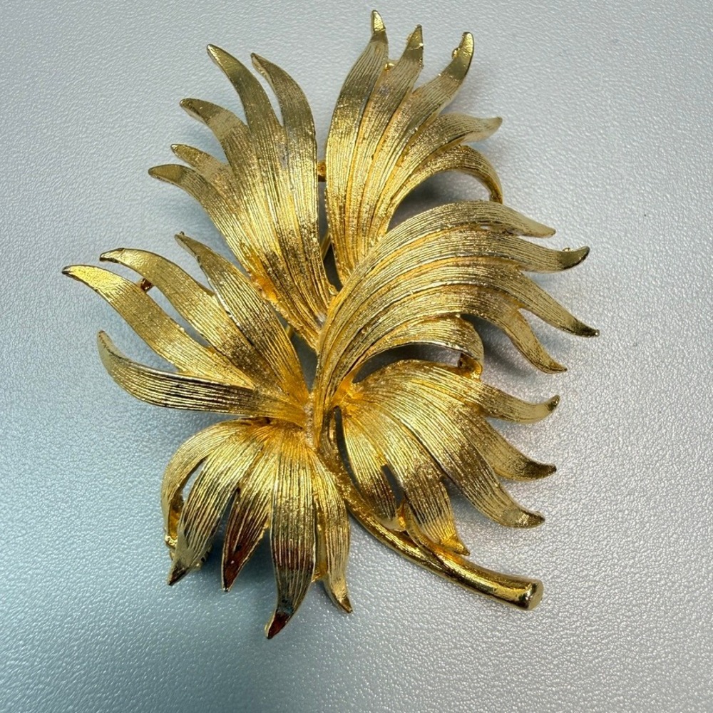 Vintage Lisner Gold Tone Textured Leaf Spray Brooch MCM Chic